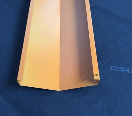 تسرب المياه أصفر برتقالي V الألومنيوم معدنية على شكل معلق السلط سقف لوحة 140mm العرض
