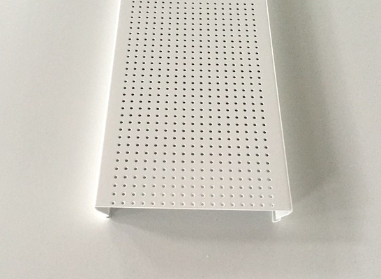 مسحوق أبيض مطلي على شكل C-الصوتية العرض 100MM ورقة الألومنيوم لوحة السقف المعدنية