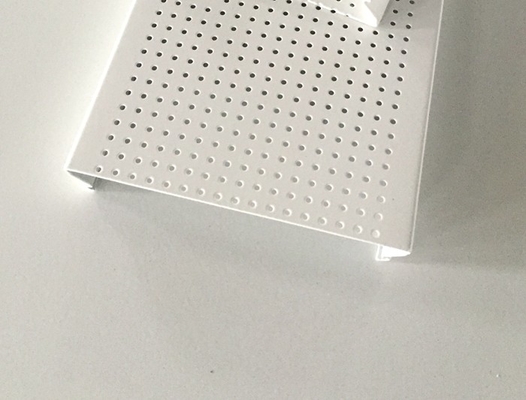 مسحوق أبيض مطلي على شكل C-الصوتية العرض 100MM ورقة الألومنيوم لوحة السقف المعدنية