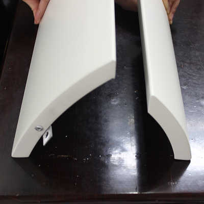الأبيض حسب الطلب الديكور ورقة لوحة الألومنيوم منحني الشكل 1.5MM 2.0MM سمك