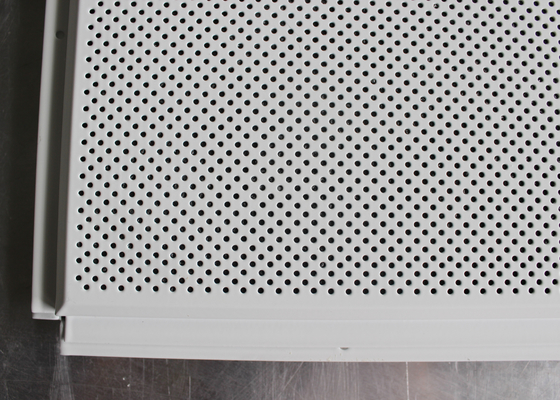 يكمن الألومنيوم في لوح بلاط السقف الصوتي المثبت مع T Grid Square 600 x 600