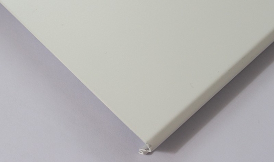 مسحوق الطلاء الأبيض C300 المعلق الألومنيوم قطاع السقف لوحة الألومنيوم المعدنية قطع الحافة