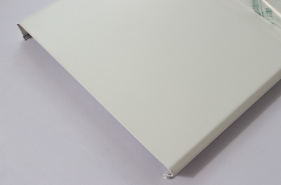 مسحوق الطلاء الأبيض C300 المعلق الألومنيوم قطاع السقف لوحة الألومنيوم المعدنية قطع الحافة