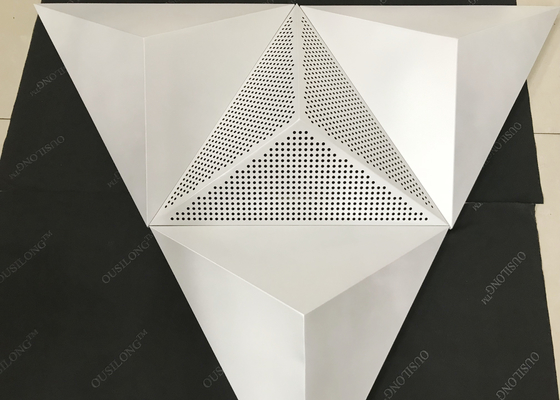 مشبك مثلث داخلي معدني ثلاثي الأبعاد في السقف للقاعة ، سقف معلق من الألومنيوم المعلق باللون الفضي الأبيض