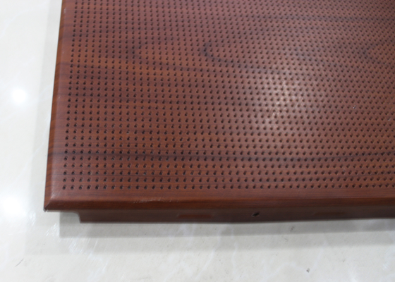 الخشب الداكن اللون Mircoperforated السقف الألومنيوم الصوتية 600 × 600MM